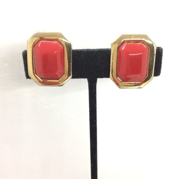 3/$30 VINTAGE GINNIE JOHANSEN RED PLASTIC CLIP ON EARRINGS GOLD TONE RECTANGLE - Picture 7 of 17